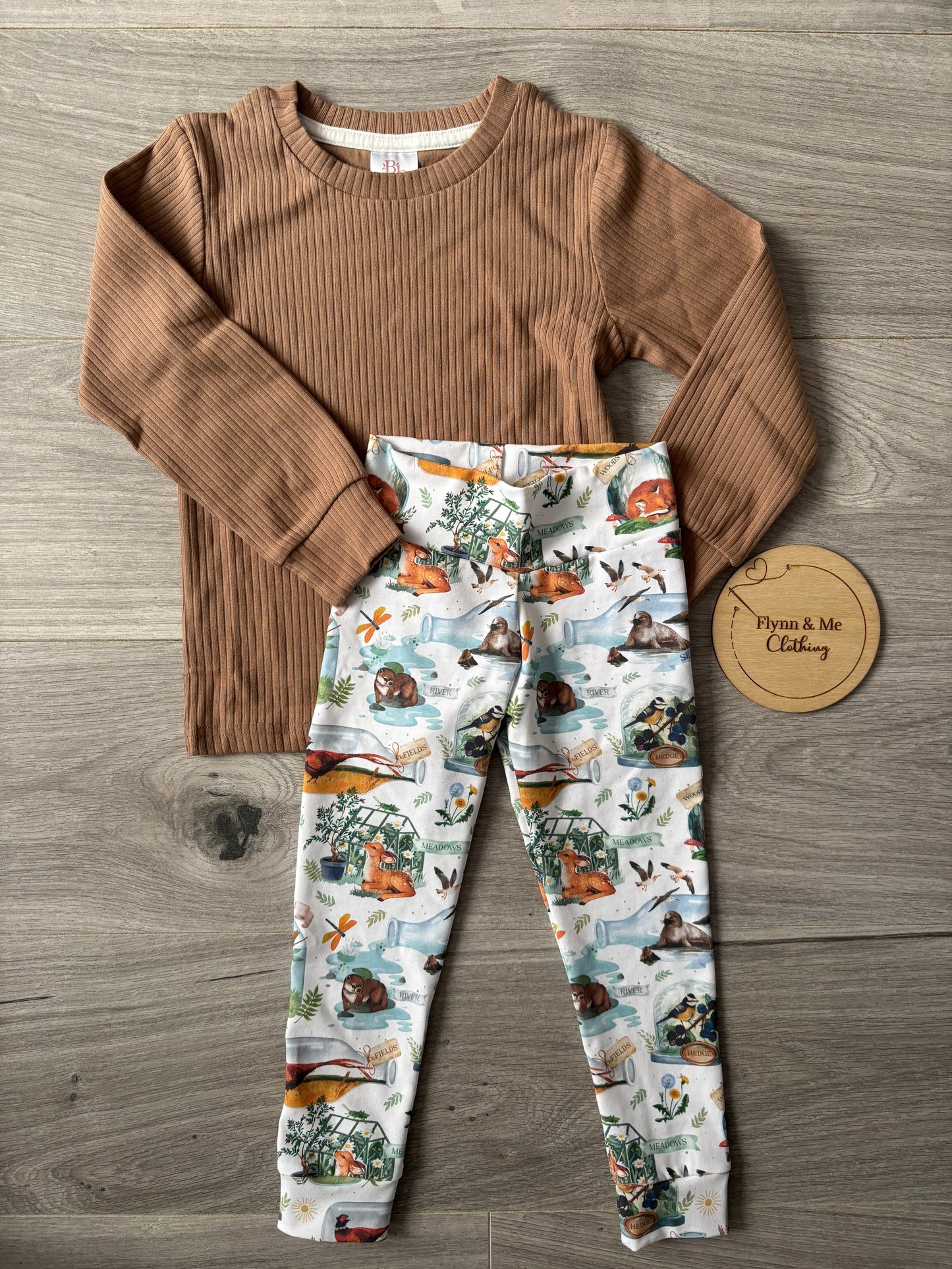 World at the Bottom of the Garden Leggings