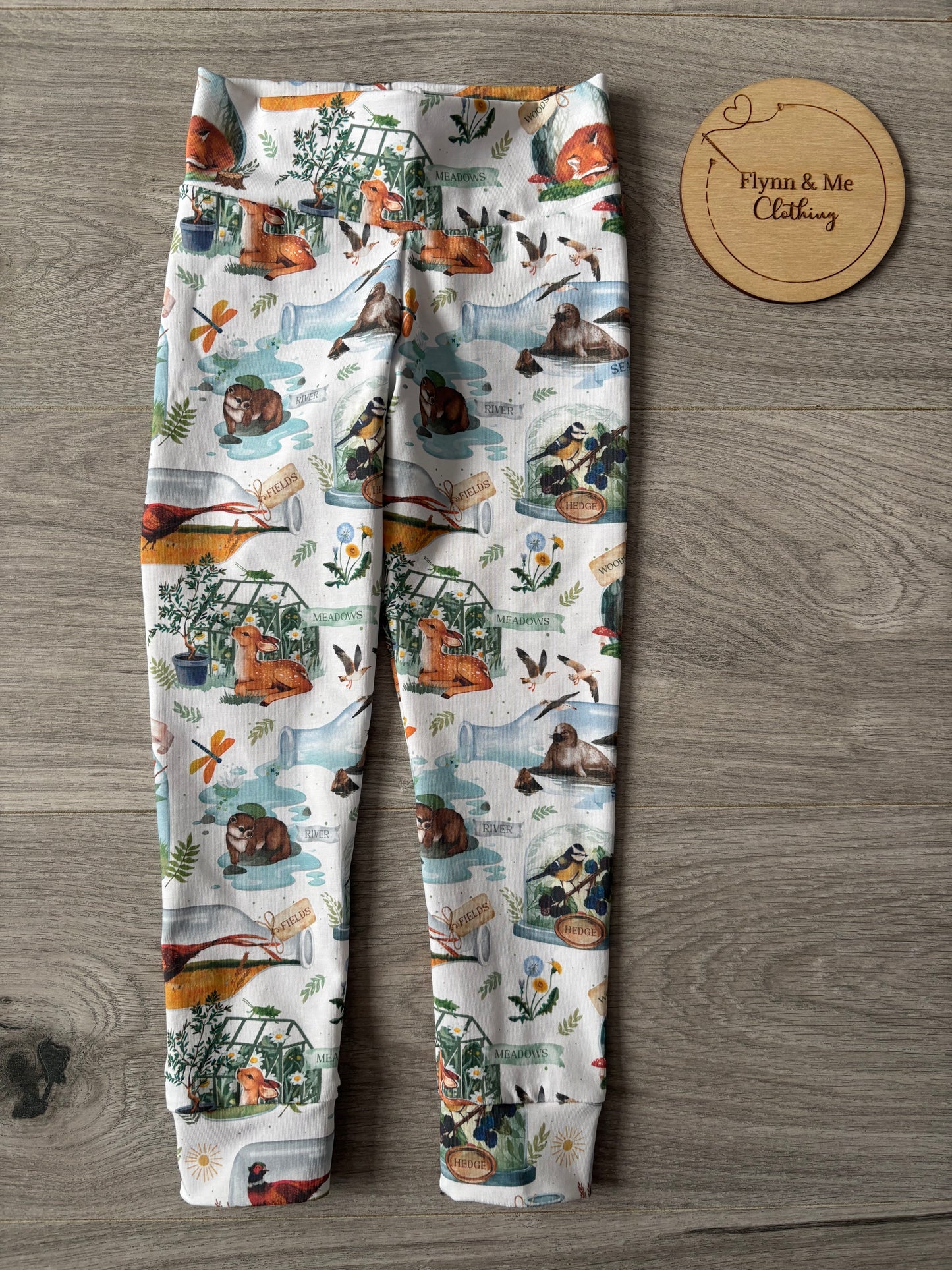 World at the Bottom of the Garden Leggings